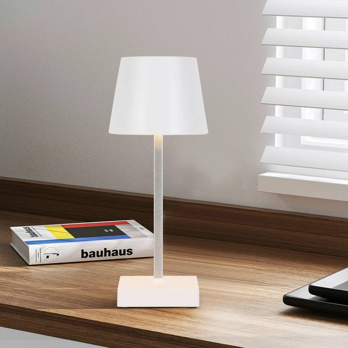 svetilka-na-dotik-enostavno-polnjenje